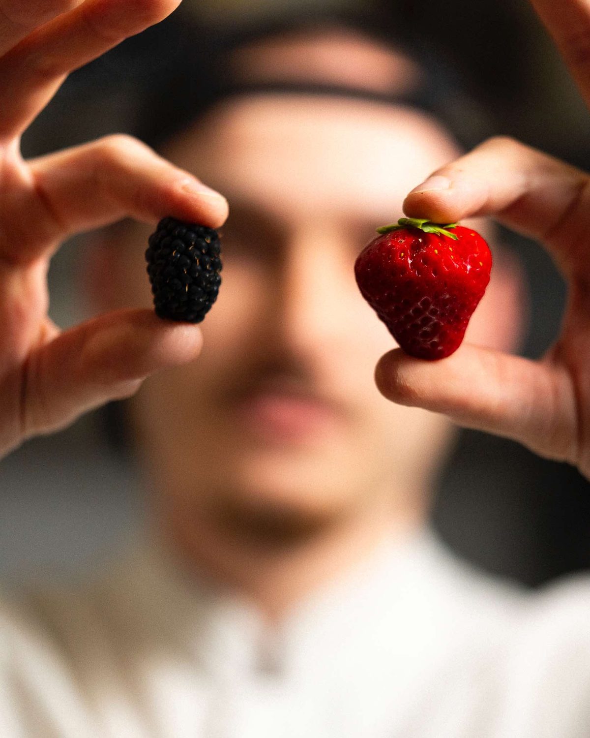 Pâtissier du Colibri présentant une fraise et une mûre fraîches